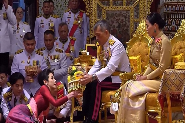 Disaksikan Istri Baru, Raja Thailand Tunjuk Jenderal Cantik Jadi Selir