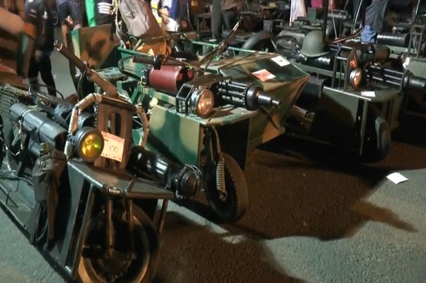 Ratusan Vespa Berbentuk Tank Parade di Kota Kediri