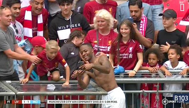 Aneh, Fans Liverpool Minta Foto Bareng Raheem Sterling