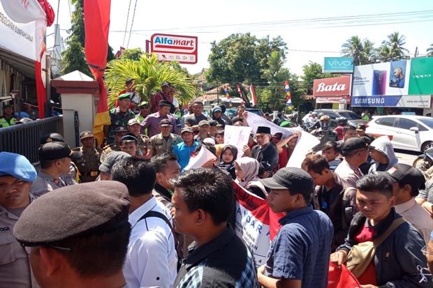 Demonstrasi Warnai Pelantikan Anggota DPRD Pangandaran