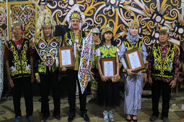 Mantan Kepala KSOP Samarinda dapat Gelar Kehormatan dari Masyarakat Dayak