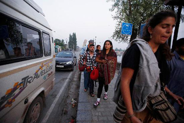 Ribuan Warga Tinggalkan Kashmir Setelah Peringatan Serangan