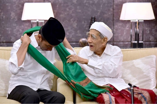 Jokowi Kenang Sorban Hijau dan Salat di Kamar Mbah Moen