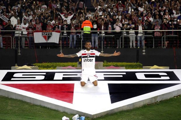 Gabung Sao Paulo, Alves Bidik Piala Dunia 2022