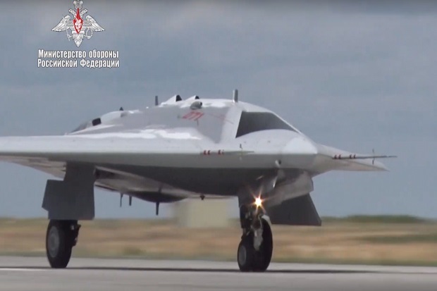 Drone Tempur Siluman Su-70 Okhotnik-B Rusia Terbang Perdana