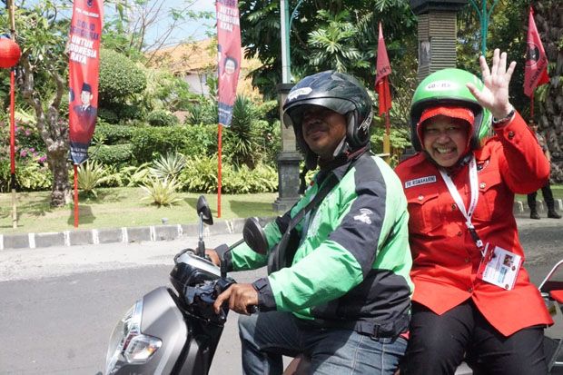 Hindari Kemacetan, Risma Naik Ojek Online ke Arena Kongres PDIP V di Bali
