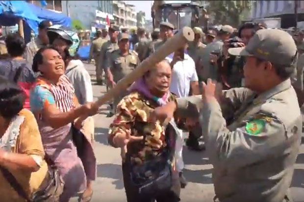 Penertiban Pasar Bulan Ricuh, Pedagang Pukul Petugas Satpol PP dengan Bambu