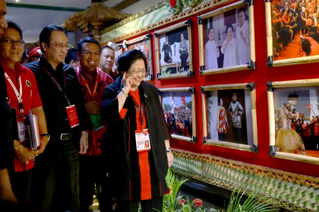 Kunjungi Pameran Foto, Mega Kepincut Posenya Bersama Prabowo