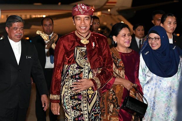 Kenakan Busana Bali, Jokowi Terbang ke Malaysia