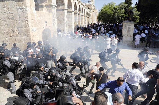 Jemaah Shalat Ied Palestina Bentrok dengan Polisi Israel di Al-Aqsa