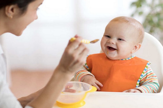 3 Tanda Bayi Belum Siap Konsumsi Makanan Padat!