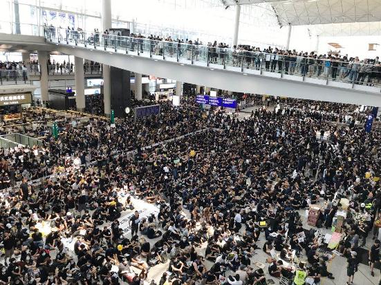 Massa Duduki Bandara Internasional Hong Kong, Ini Imbauan bagi WNI