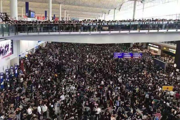 Demonstran Duduki Bandara Hong Kong, Penerbangan Lumpuh