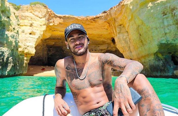Barcelona dan PSG Sibuk Diskusi Harga, Neymar Justru Liburan ke Pantai