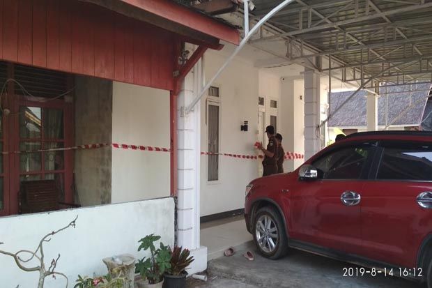 Jaksa Geledah Ruang Kerja dan Segel Rumah Ketua DPRD Ketapang