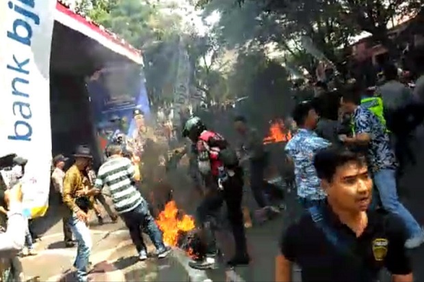 Mahasiswa Bakar Ban saat Unjuk Rasa, Seorang Polisi Terbakar