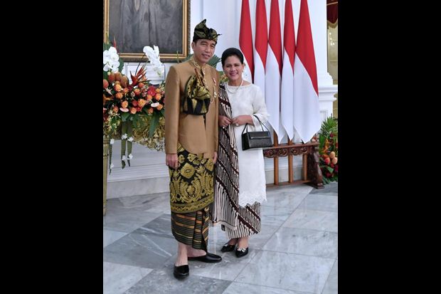 Foto Bareng Iriana Kenakan Pakaian Adat, Jokowi: Serasi Bukan?