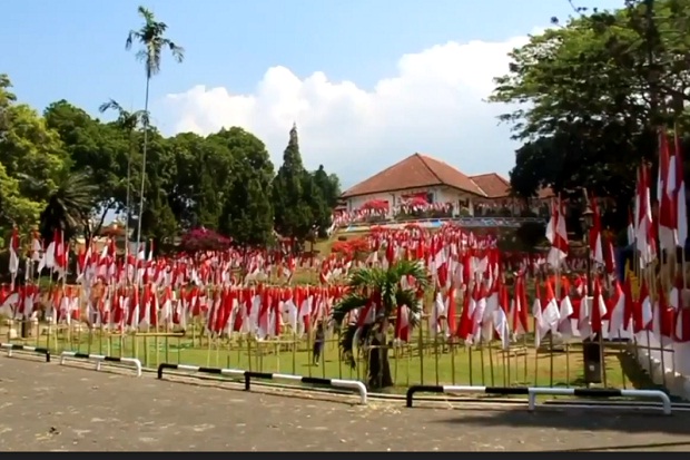 10.001 Bendera Merah Putih Selimuti Gedung Linggarjati