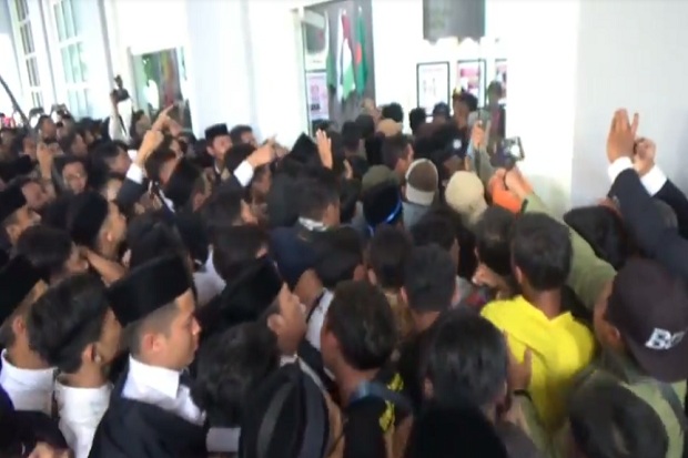 Mahasiswa UIN Malang Terobos Barikade saat Demo Minta Revisi Uang Kuliah