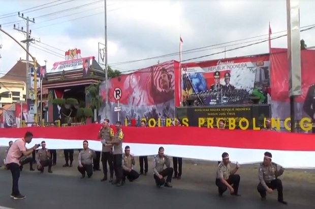 Bendera Merah Putih Sepanjang 74 Meter Dibentangkan di Jalur Pantura Probolinggo