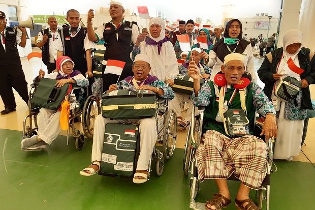 Jamaah Haji Kumandangkan Lagu Indonesia Raya di Bandara Jeddah