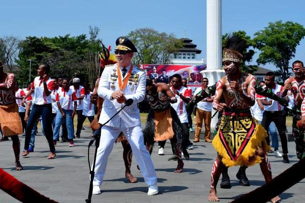 Gubernur Jabar Menari Sajojo Bersama Warga Papua
