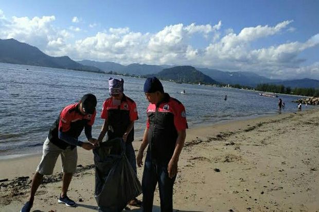 Rayakan HUT RI, OI Kumpulkan Sampah di Pantai Pandan Tapteng