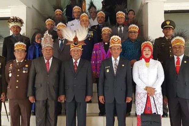 Rayakan HUT ke-74 RI, Pejabat Jayapura Kompak Kenakan Mahkota Adat Papua