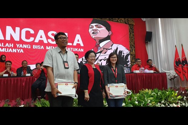 Megawati Beri Buku Kisah Hidupnya ke Wartawan