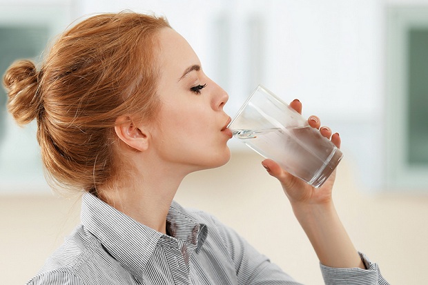 3 Cara Mudah Menerapkan Kebiasaan Minum Air Putih