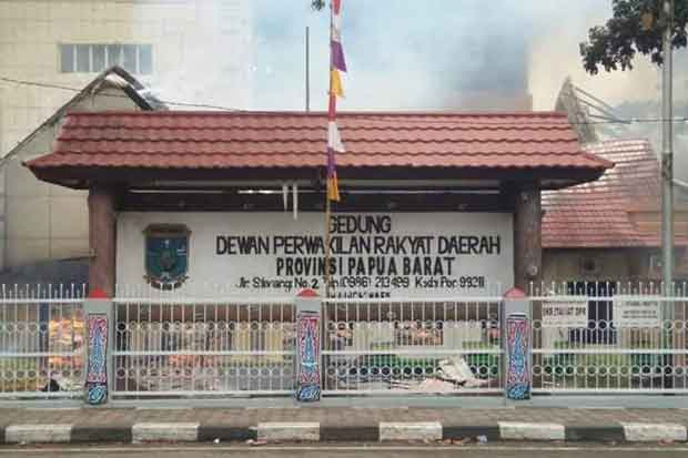 Kantor DPRD Papua Barat Dibakar Massa
