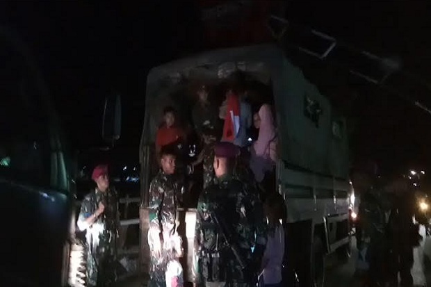 Marinir Evakuasi Warga Sorong yang Terjebak saat Demo Anarkistis
