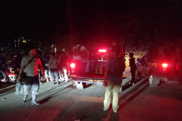 Manokwari Kondusif, saat Bersihkan Jalan Polisi Temukan 50 Kg Beras Hasil Jarahan