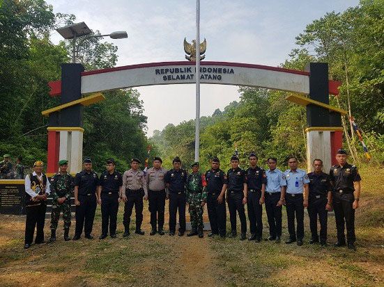 Perkuat Sinergi, Bea Cukai Entikong Gelar Upacara Hari Kemerdekaan dengan TNI, Polisi, dan Aparat Desa