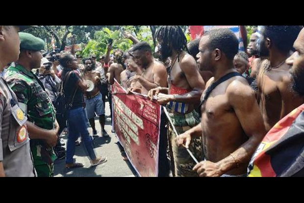 Gelar Aksi di depan Istana, Mahasiswa Papua Tuntut Keadilan