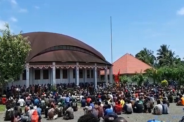 Demo di Nabire Papua Sempat Turunkan Bendera Merah Putih dan Rusak Kantor DPRD