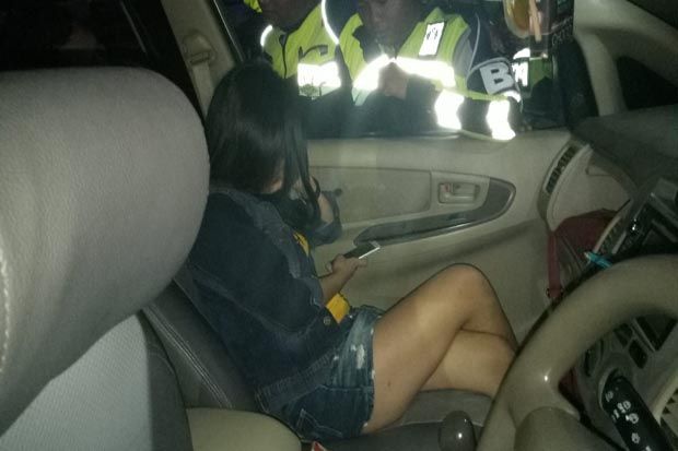 Diduga Mesum di Mobil, Wanita Seksi Ini Terjaring Razia