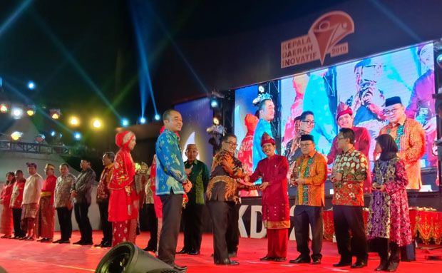 Bupati Banyuasin, Askolani, dianugerahi penghargaan Kepala Daerah Inovatif 2019