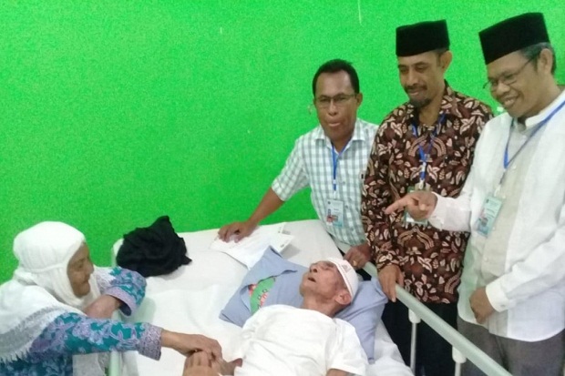Sejoli Jamaah Haji Kakek Mahmud dan Mak Cum Tiba Selamat di Makassar