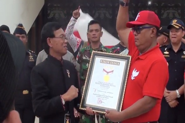Pengibaran 1.745 Bendera Merah Putih di Perbatasan Malaysia Catat MURI