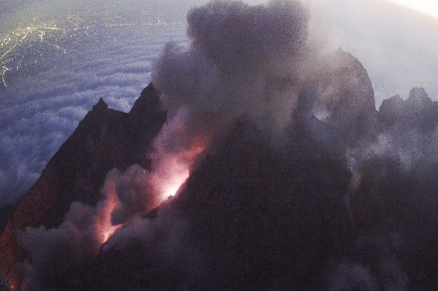 Gunung Merapi Luncurkan Awan Panas 2 Kilometer