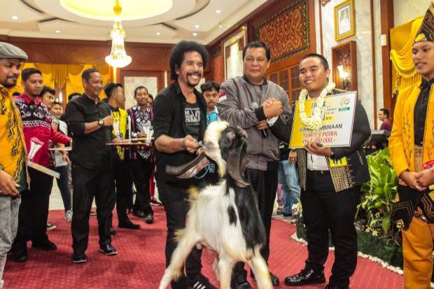 Paman Birin Hadiahi Juara Lagu Banjar Hewan Kambing