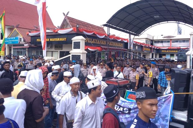 Dukung Ustaz Abdul Somad, Ratusan Umat Muslim Demo di Mapolda Riau