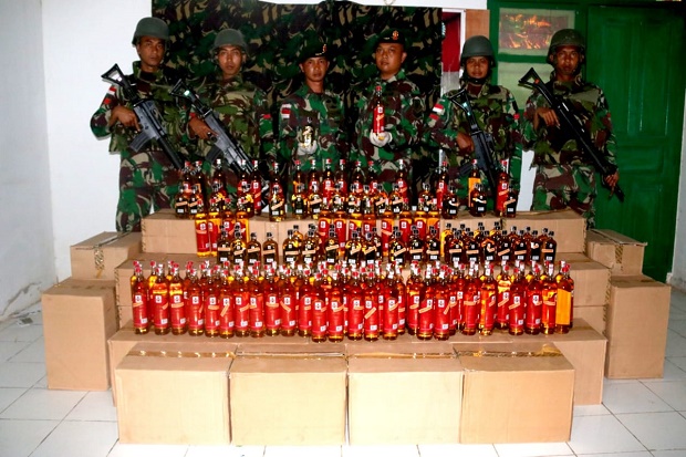 Satgas Yonif MR 411 Kostrad Amankan 2.040 Botol Miras Ilegal di Perbatasan RI-PNG