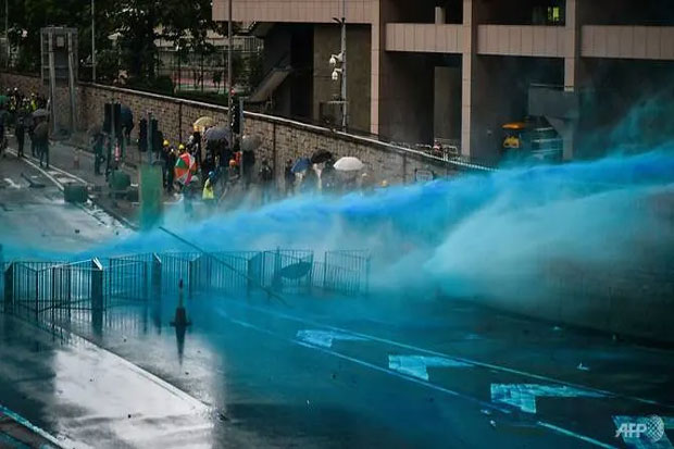 Bubarkan Demonstrasi, Polisi Hong Kong Tembakkan Gas Air Mata