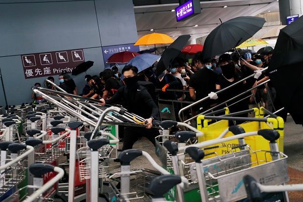 Demonstran-Polisi Bentrok Dekat Bandara Hong Kong