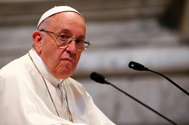 Paus Fransiskus Terjebak Dalam Lift Selama 25 Menit di Vatikan