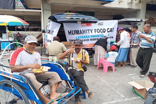 Humanity Food Car Berbagi Makanan Gratis untuk Tukang Becak di Pasar Pagatan