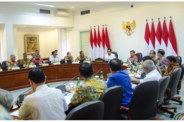 Jokowi Ingatkan Menteri Jangan Jadi Pejabat yang Minta Dilayani