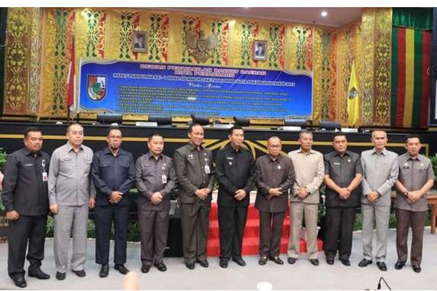 Sembilan Fraksi DPRD Dapat Penghargaan dari Wali Kota Pekanbaru
